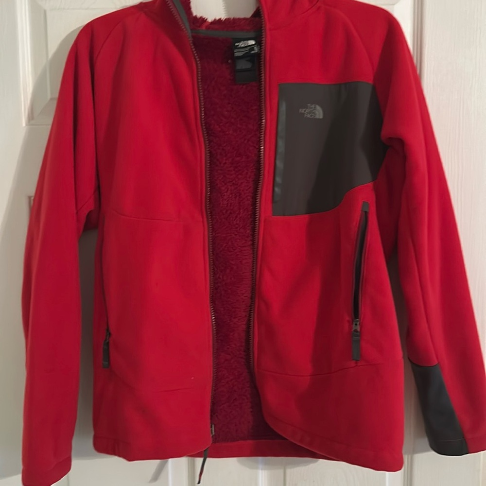 THE NORTH FACE XL BOYS red fleece jacket with hood. Lined with front zip pocket.